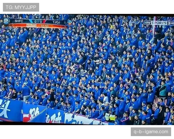 上海申花球迷“蓝宝”持续助威,赛场氛围显著回暖引关注 上海申花球迷“蓝宝”持续助威,赛场氛围显著回暖引关注