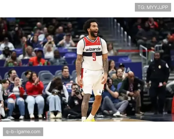 安东尼·戴维斯家里泳池比我整栋楼还大，这赛场上看着就像邻家大哥？