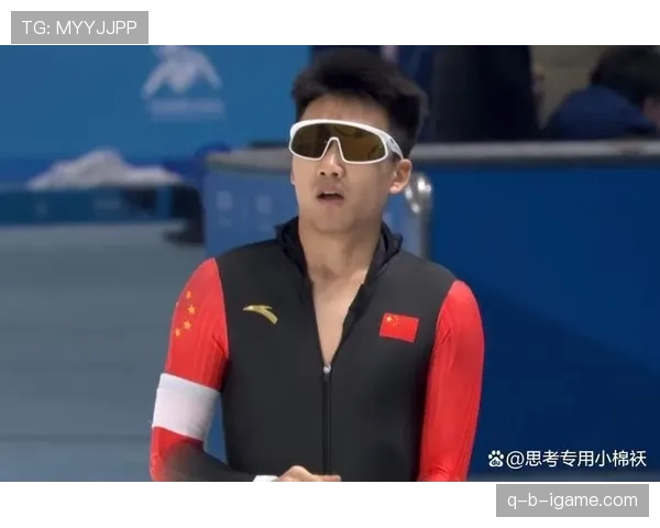 高亭宇训练完直接睡冰场边上，这人是真不怕冷还是压根没时间回家？